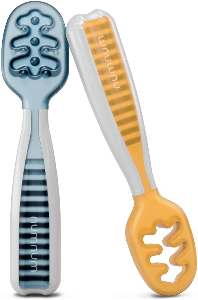 NumNum Baby Löffel 2er-Set, Silikon Esslernlöffel für Baby ab 6 Monate - BPA-frei - Lernlöffel und Breilöffel für BLW und Beikost Zubehör - Ideales Esslernbesteck - Blau/Orange