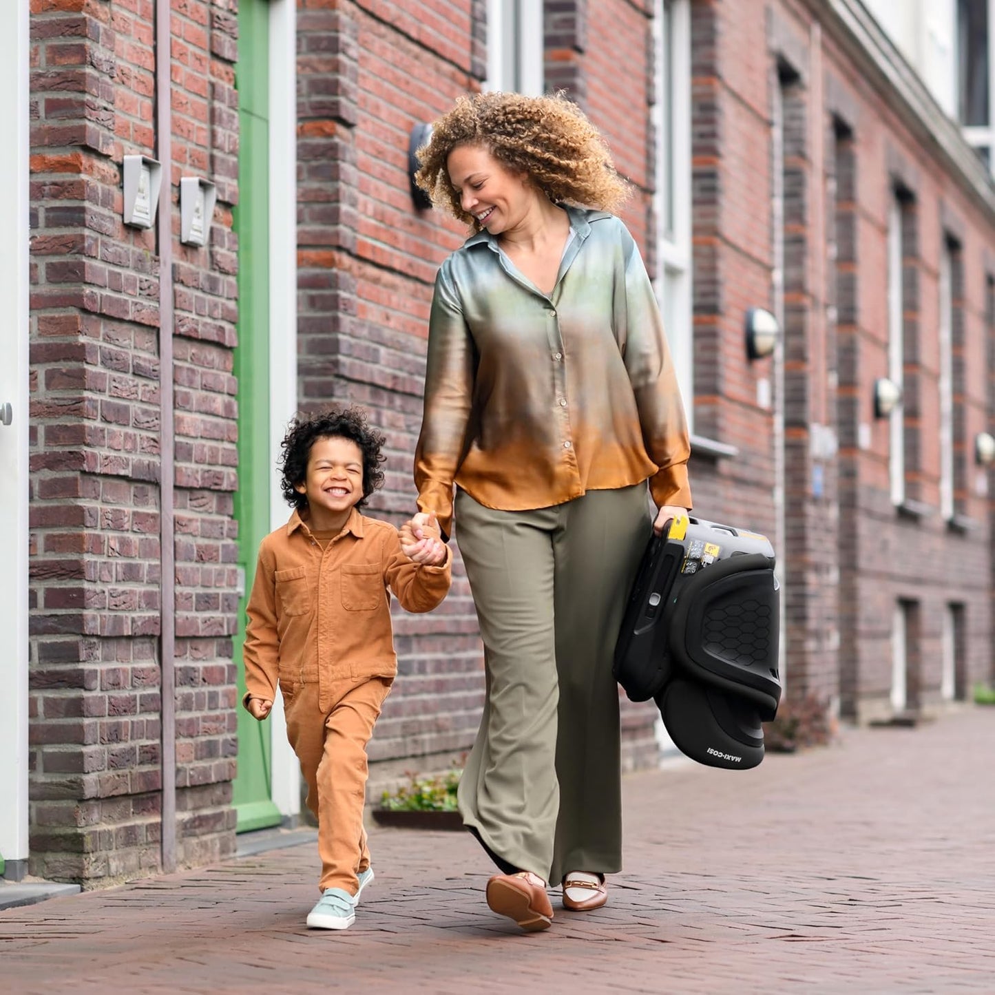 Maxi-Cosi Tanza i-Size Folding Child Seat, 3.5-12 Years, 100-150 cm, 10 Headrest Positions, Portable Travel Car Seat, G-CELL Side Impact Protection, Environmentally Friendly Production, Full Black