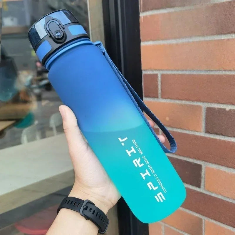 1-Liter Sport-Wasserflasche mit großer Kapazität – Auslaufsicherer, farbenfroher Trinkbecher aus Kunststoff für Outdoor, Reisen, Fitnessstudio und Training